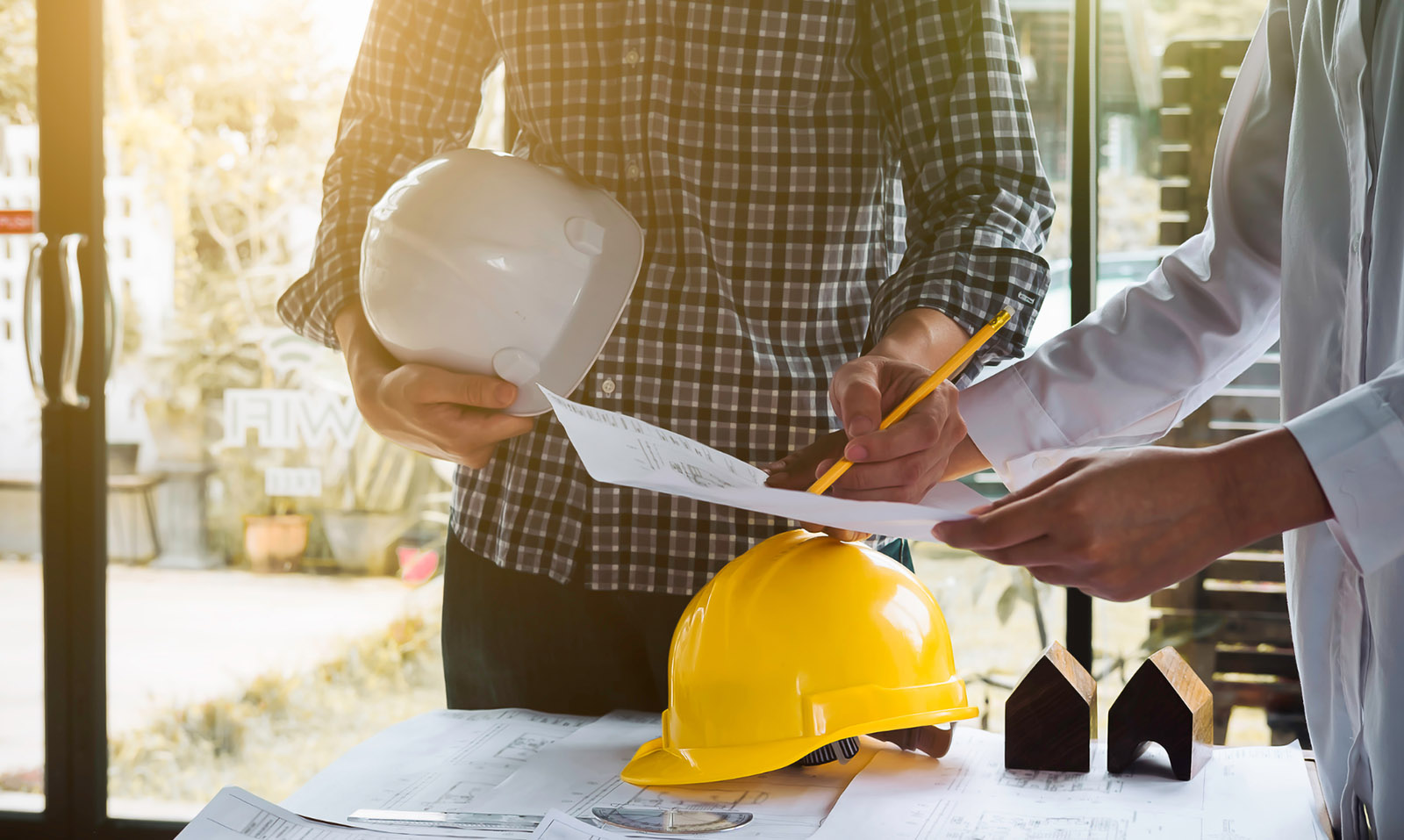 A construction worker receives insurance support from an expert at KASE